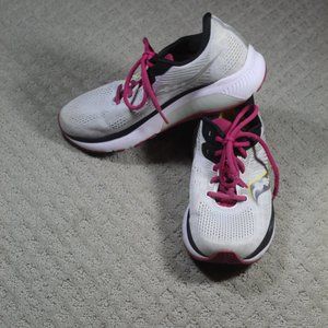 Saucony Women's Size 7.5 Light Grey, Black and Pink Running Shoes S10654-55